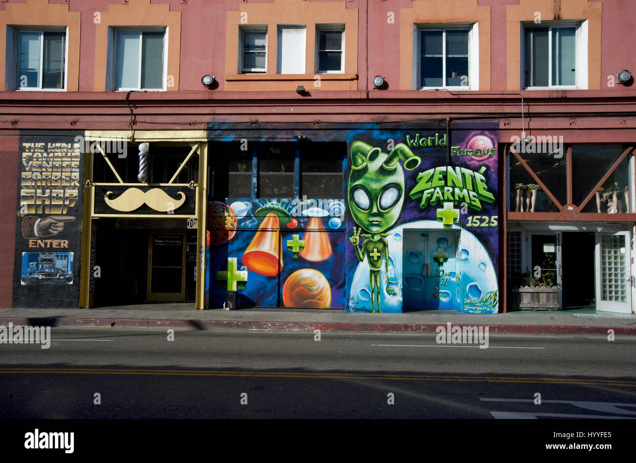 Scena di strada con murale e una in Venice Beach Foto Stock