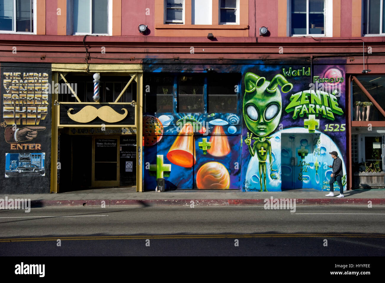 Scena di strada con murale e un pedone in Venice Beach, CA Foto Stock