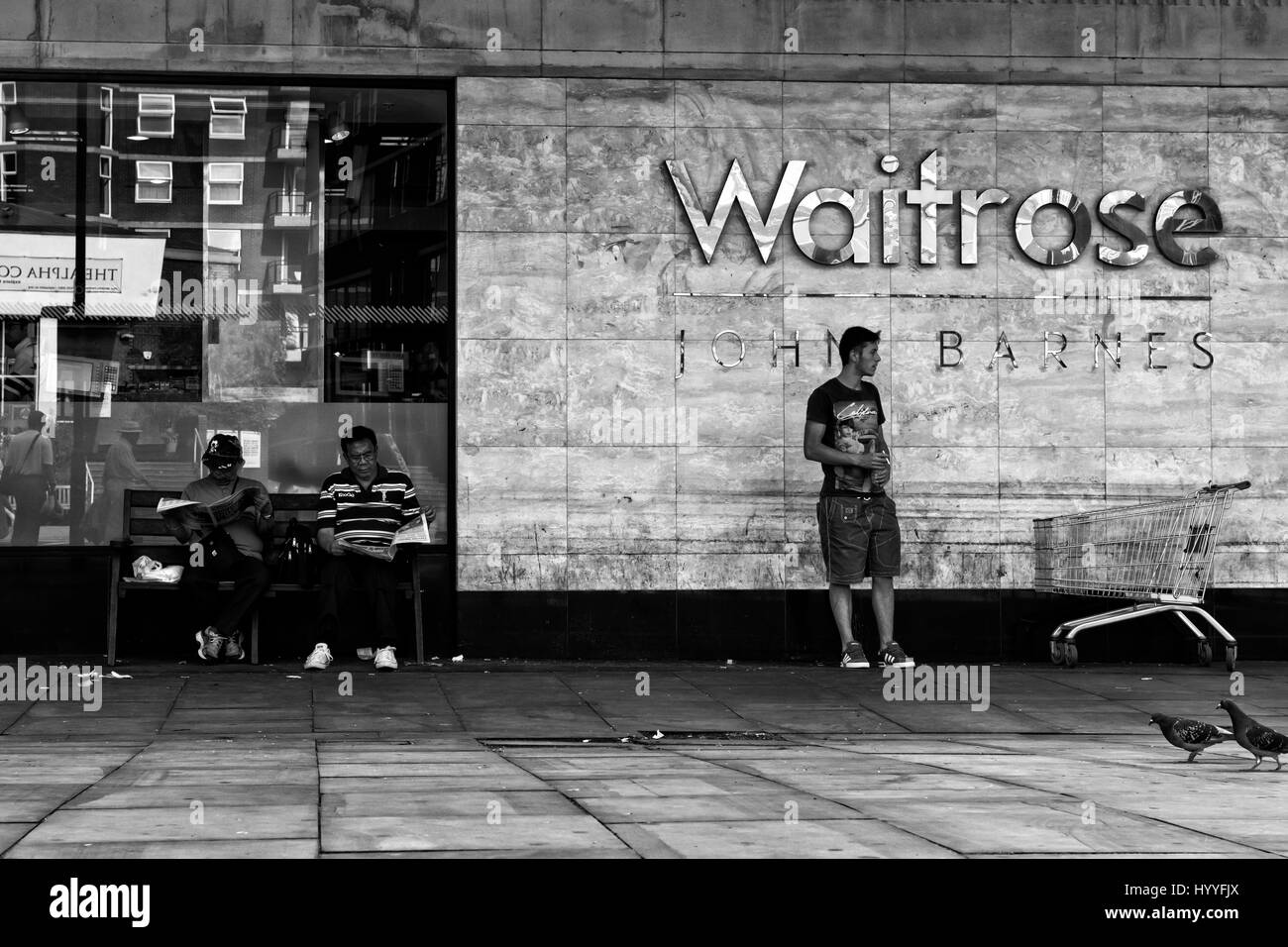 Un' osservazione della vita di ogni giorno dei londinesi. Catturate sul cammino verso il basso la Finchley Rd, Londra del nord 2014. Foto Stock