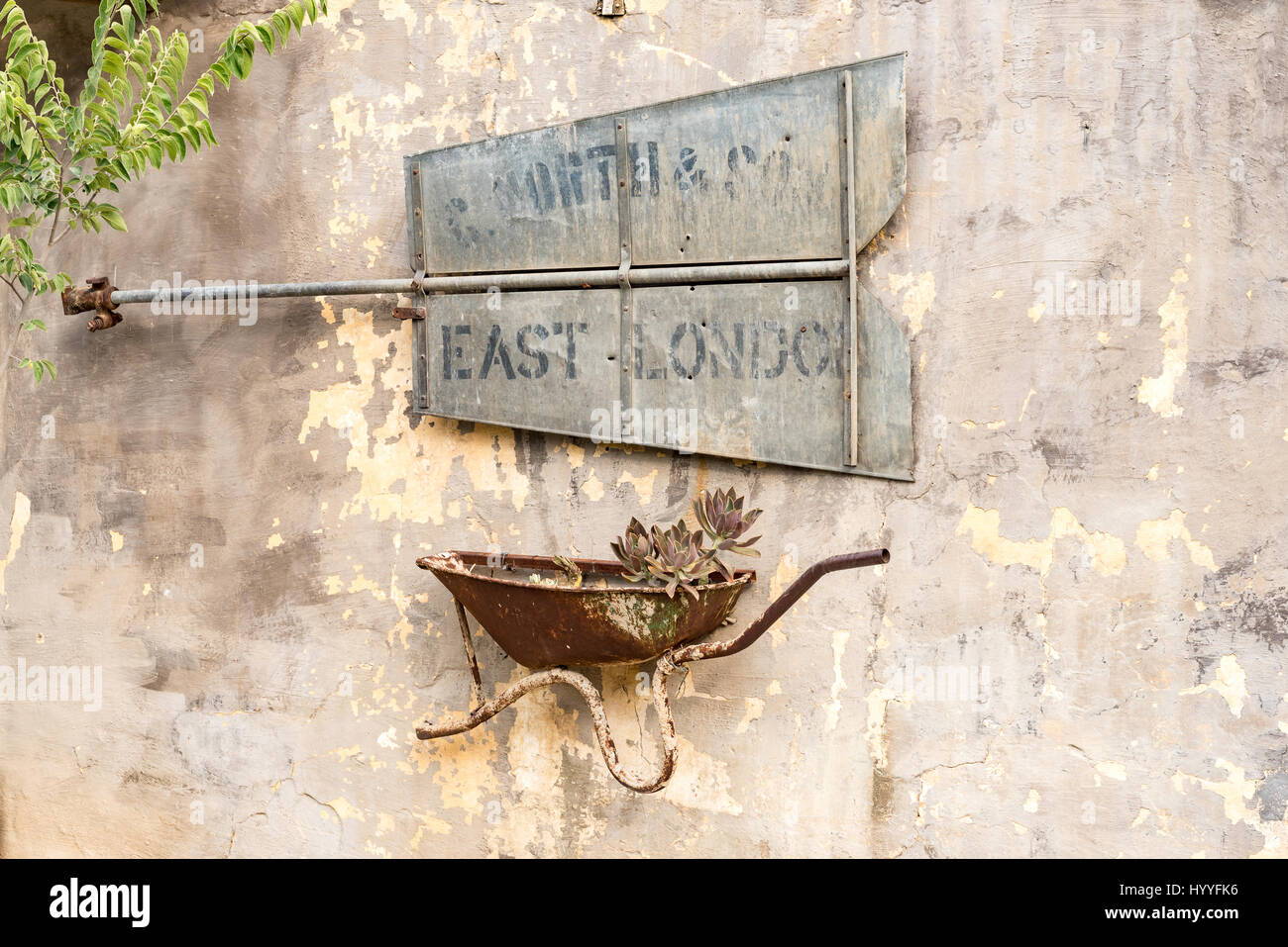 NIEU BETHESDA, SUD AFRICA - 21 Marzo 2017: parte di un mulino a vento che acqua-pompa e una carriola sono usati in un modo innovativo per riciclare rottami di metallo Foto Stock
