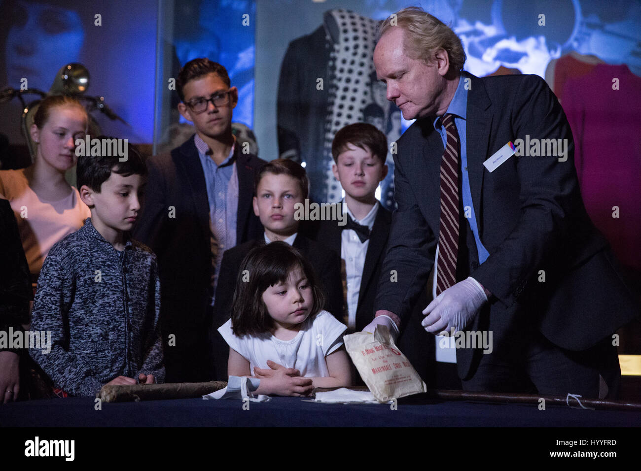 Londra, Regno Unito. Il 4 aprile, 2017. I bambini partecipano in una grande officina di smog da Alex Werner, capo della storia collezioni presso il Museo di Londra. Foto Stock