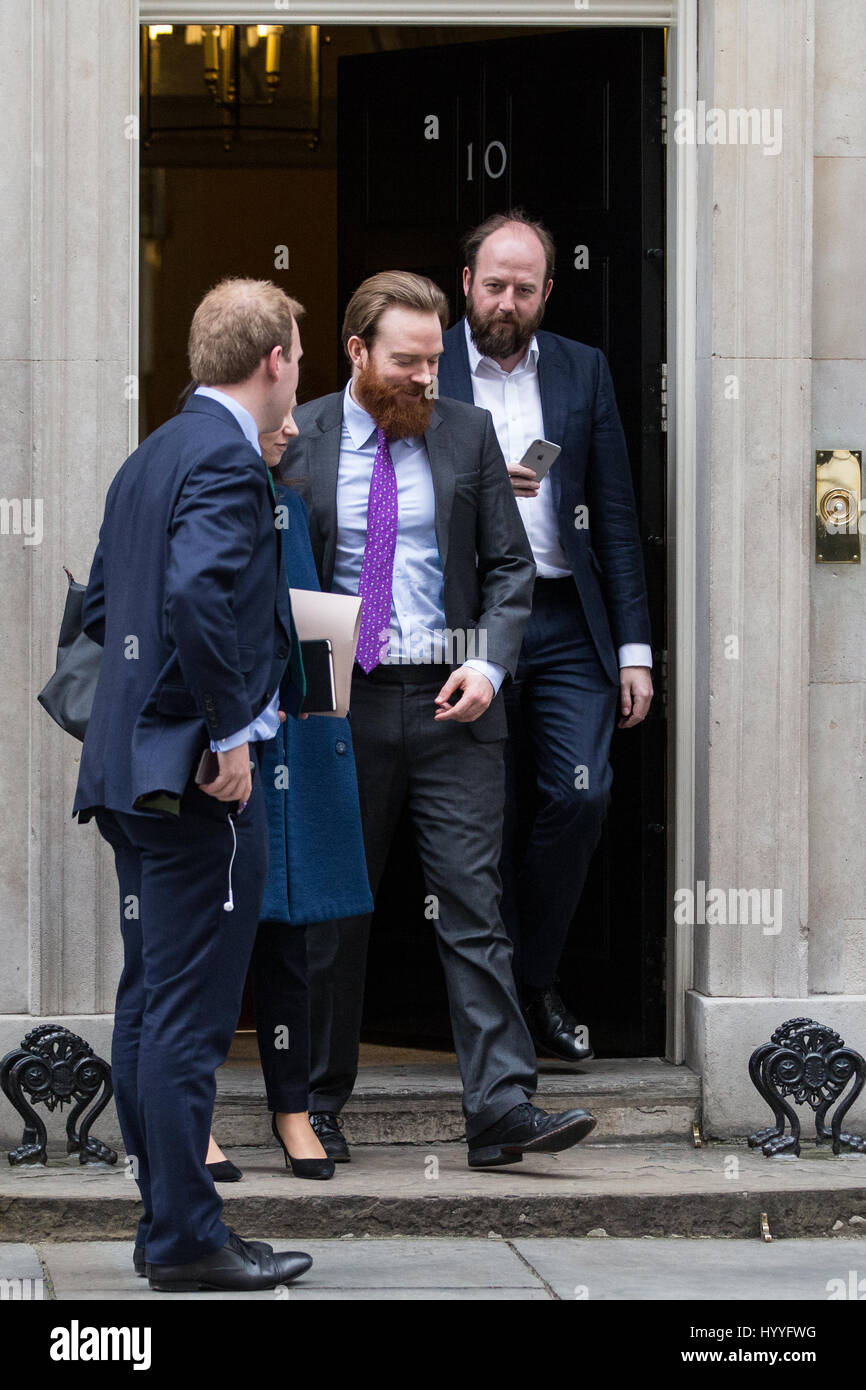 Londra, Regno Unito. Il 4 aprile, 2017. Nick Timothy (r), il giunto a Downing Street capo del personale, foglie 10 Downing Street a seguito di una riunione. Foto Stock