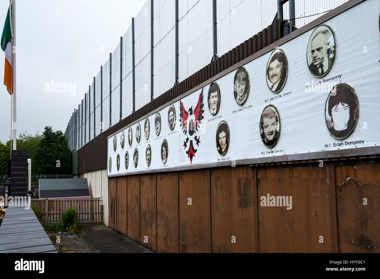 Lapidi sulla parete di pace, Bombay San, Belfast, County Antrim, Irlanda del Nord, Regno Unito Foto Stock