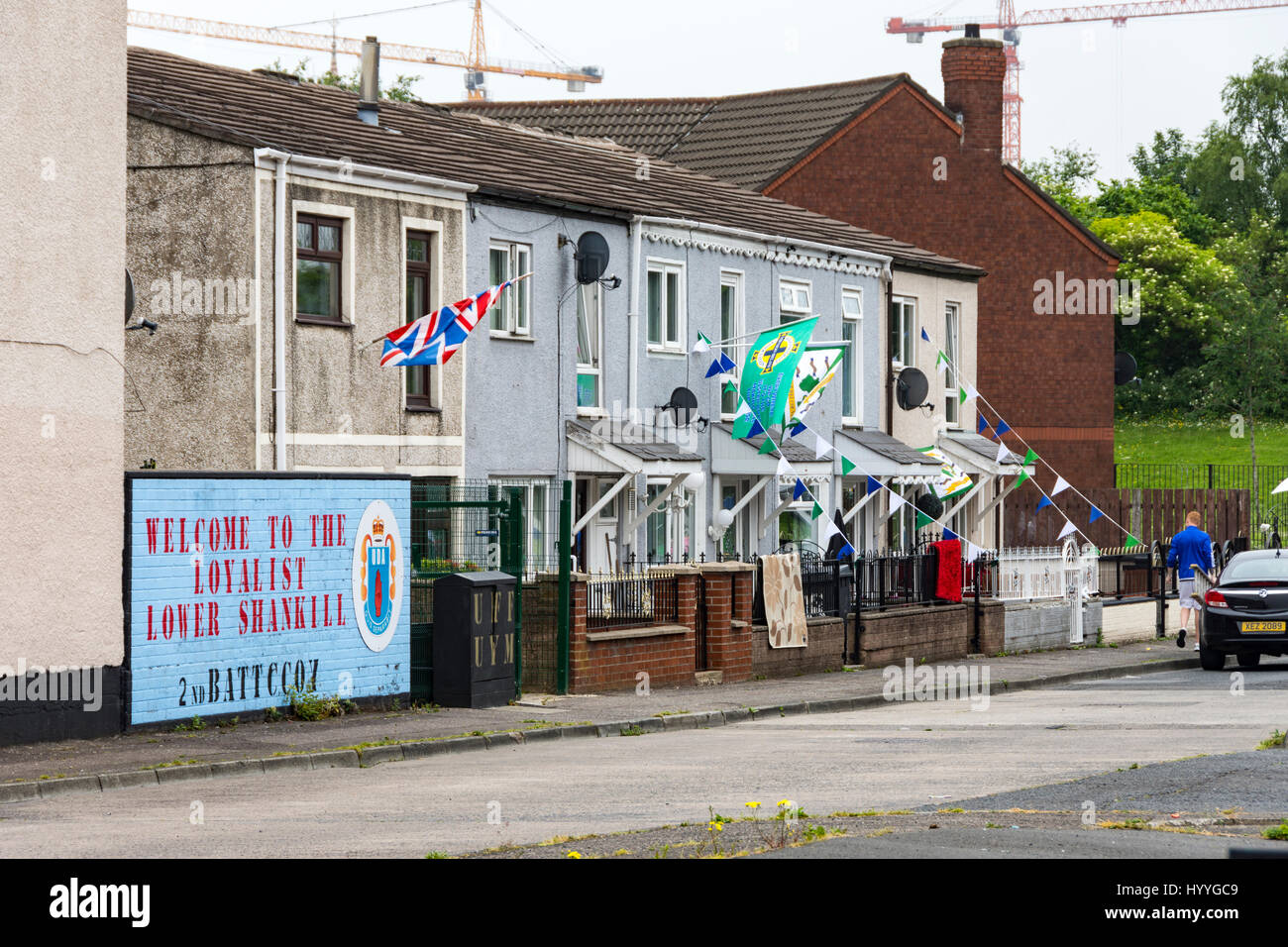 Case con murale lealisti e bandiere Shankill station wagon, Belfast, County Antrim, Irlanda del Nord, Regno Unito Foto Stock