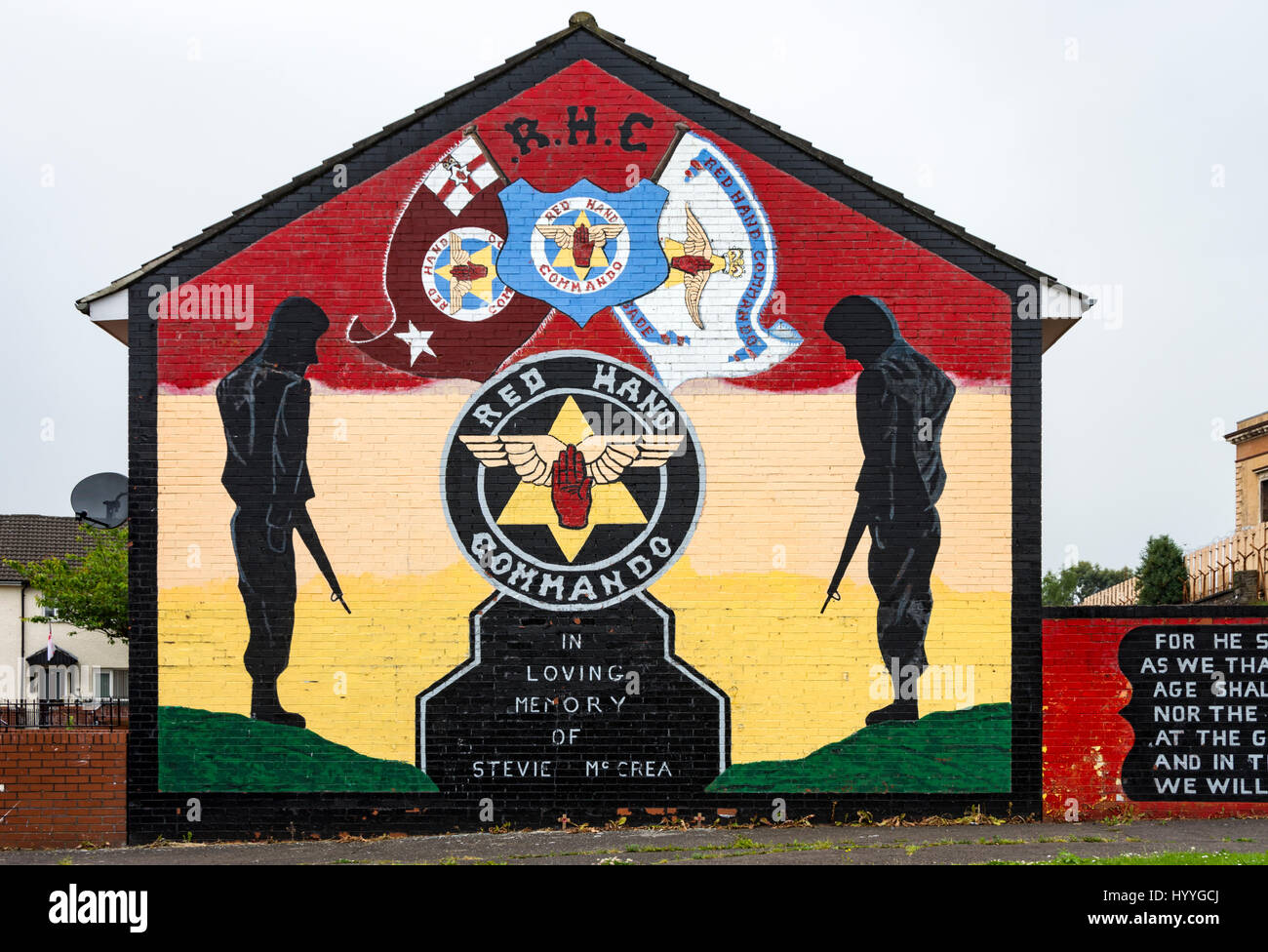 Mano rossa Commando lealisti carta murale sulla Shankill station wagon, Belfast, County Antrim, Irlanda del Nord, Regno Unito Foto Stock