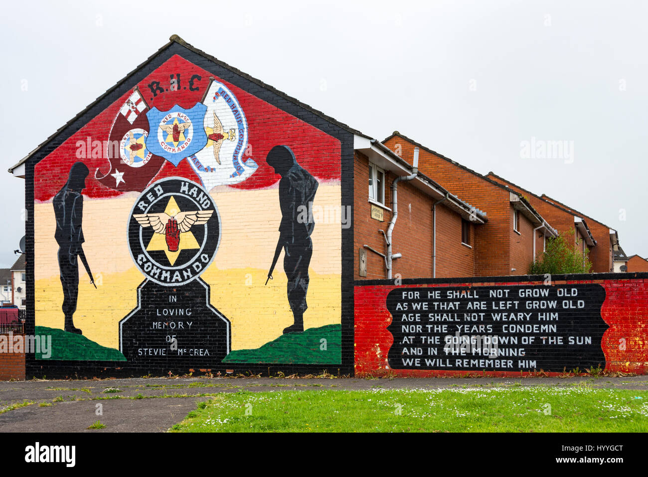Mano rossa Commando lealisti carta murale sulla Shankill station wagon, Belfast, County Antrim, Irlanda del Nord, Regno Unito Foto Stock