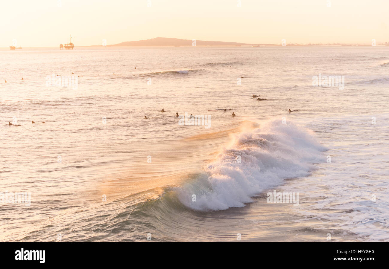 Southern California Sunset al largo della costa di Huntington Beach, California. Foto Stock