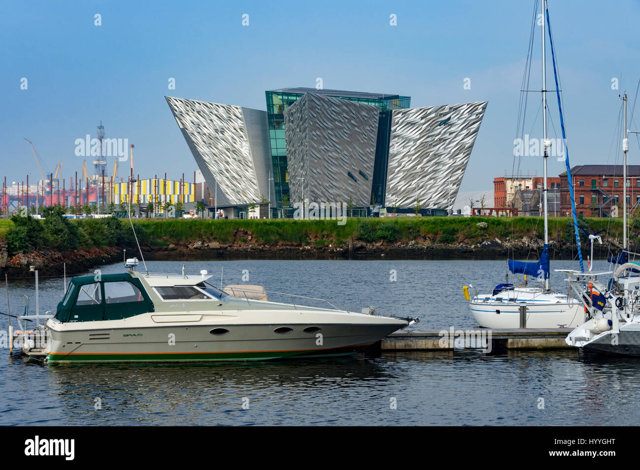 Il Titanic Belfast edificio (Eric Kuhne e associa 2012), dal porto Marina, Belfast, County Antrim, Irlanda del Nord, Regno Unito Foto Stock