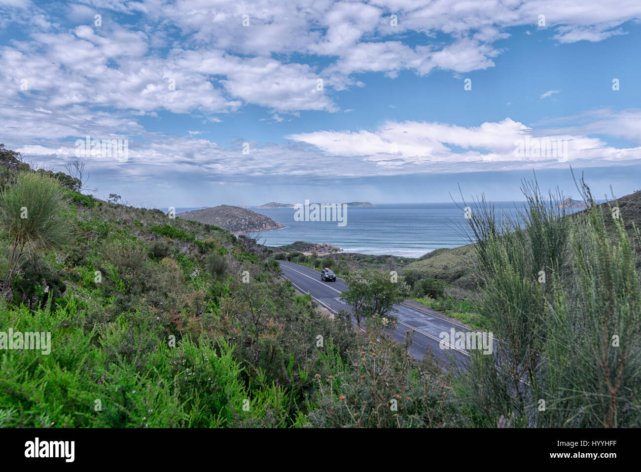 Un viaggio attraverso una zona montuosa con una vista bellissima sul mare e la gamma della montagna di distanza. Foto Stock