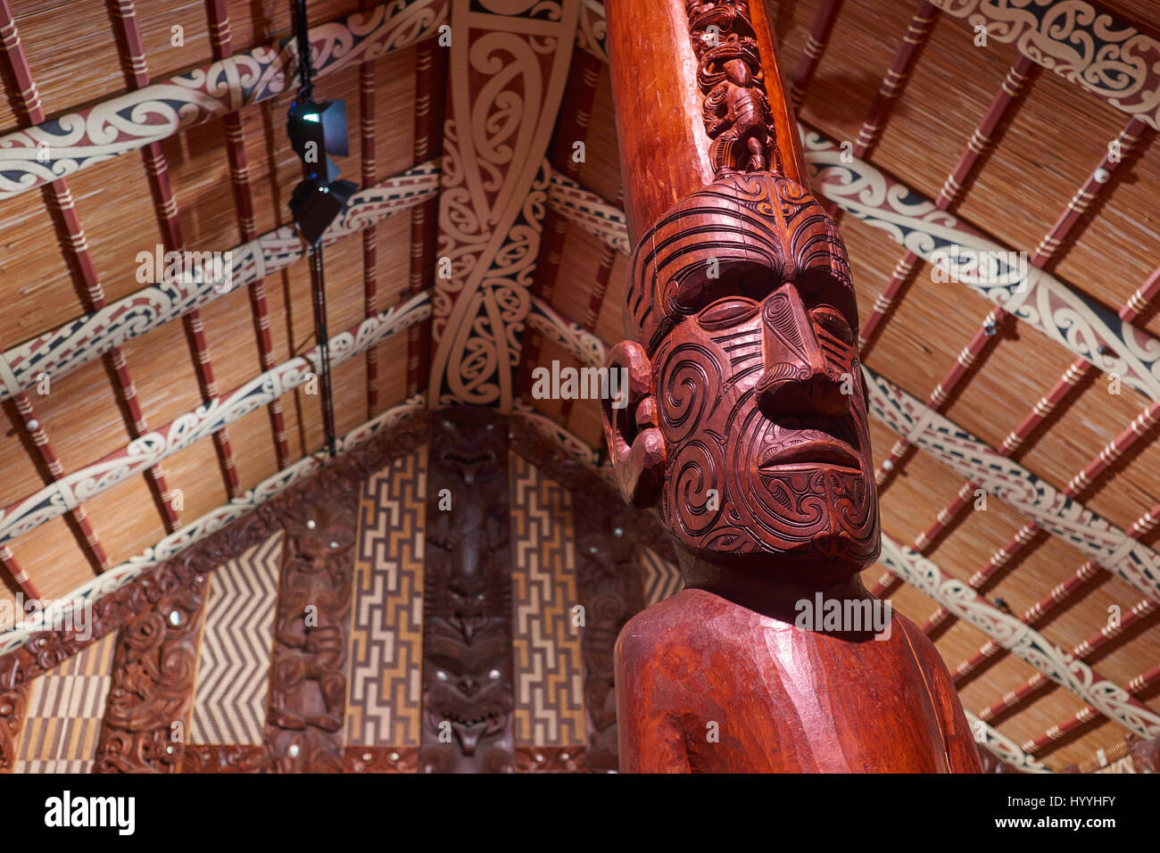 Maori nazionale meeting house con intagli - Waitangi, Northland e Nuova Zelanda Foto Stock