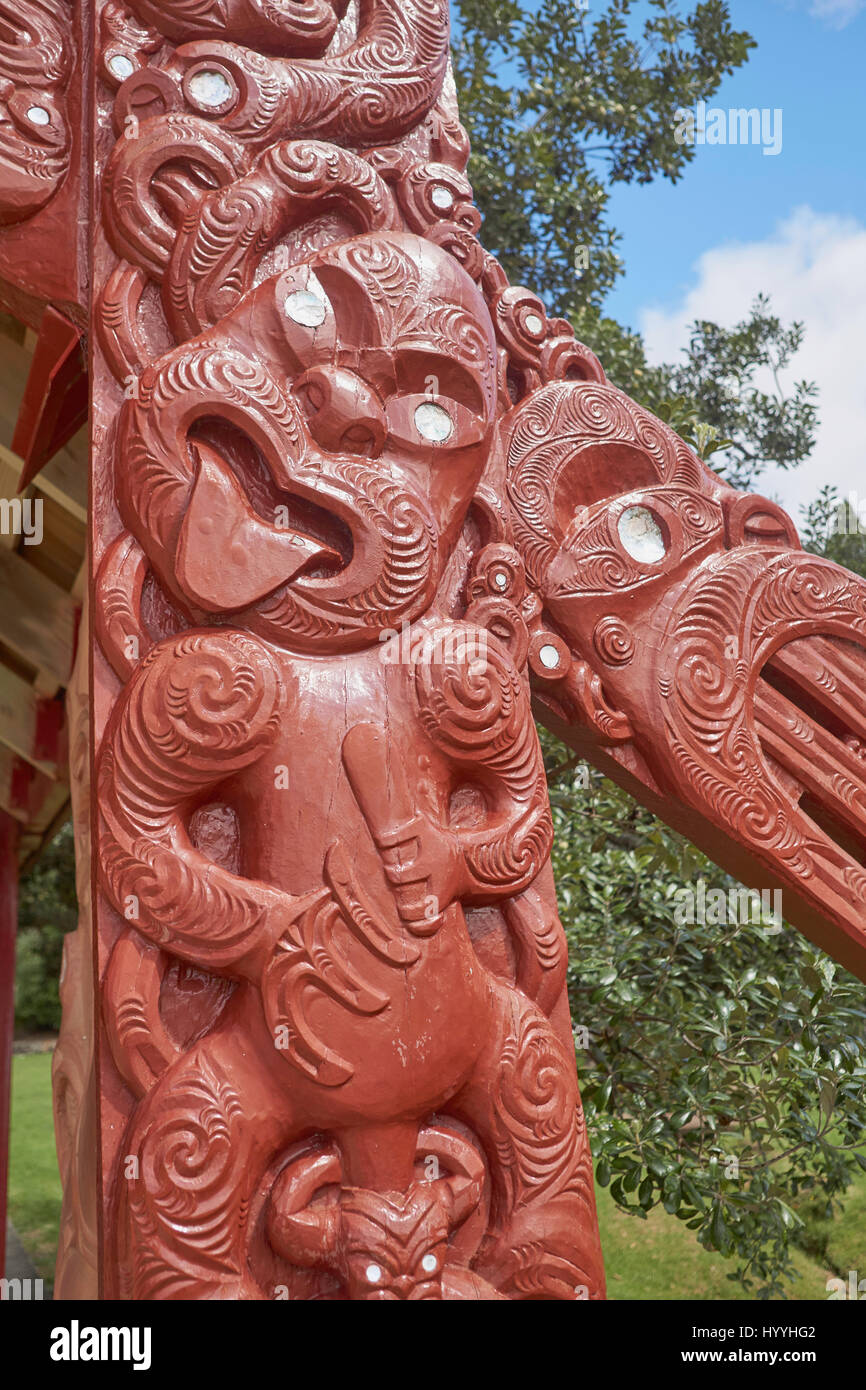 Maori intagliato Hei Tiki figura a Waitangi Treaty Grounds in Nuova Zelanda Foto Stock