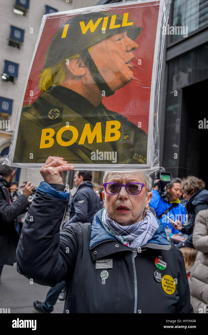 New York, Stati Uniti. 07 apr, 2017. Manifestanti hanno colpito le strade con un immediato rifiuto della Trump dell Amministrazione di escalation della guerra in corso e la U.S.-backed guerra contro il popolo siriano. A New York, dimostranti fuori convergente Trump Tower e Union Square per un rally e marzo, a respingere Washington di ultima guerra e chiedere che i miliardi spesi per la guerra all'estero è usato invece dei bisogni della gente come posti di lavoro, alloggio, sanità, diritti riproduttivi e asilo. Credito: Erik McGregor/Pacific Press/Alamy Live News Foto Stock