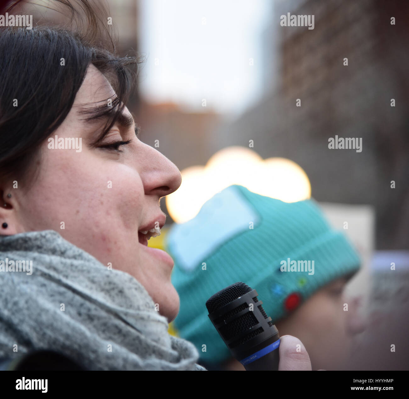 Diverse centinaia di attivisti si sono riuniti presso la Union Square Park per un rally & marzo per opporsi all'intervento americano nel corso siria guerra civile, recentemente sottoposto a escalation con un missile di crociera attacco da parte delle forze statunitensi contro il governo siriano posizioni. (Foto: Andy Katz/Pacific Stampa) Foto Stock