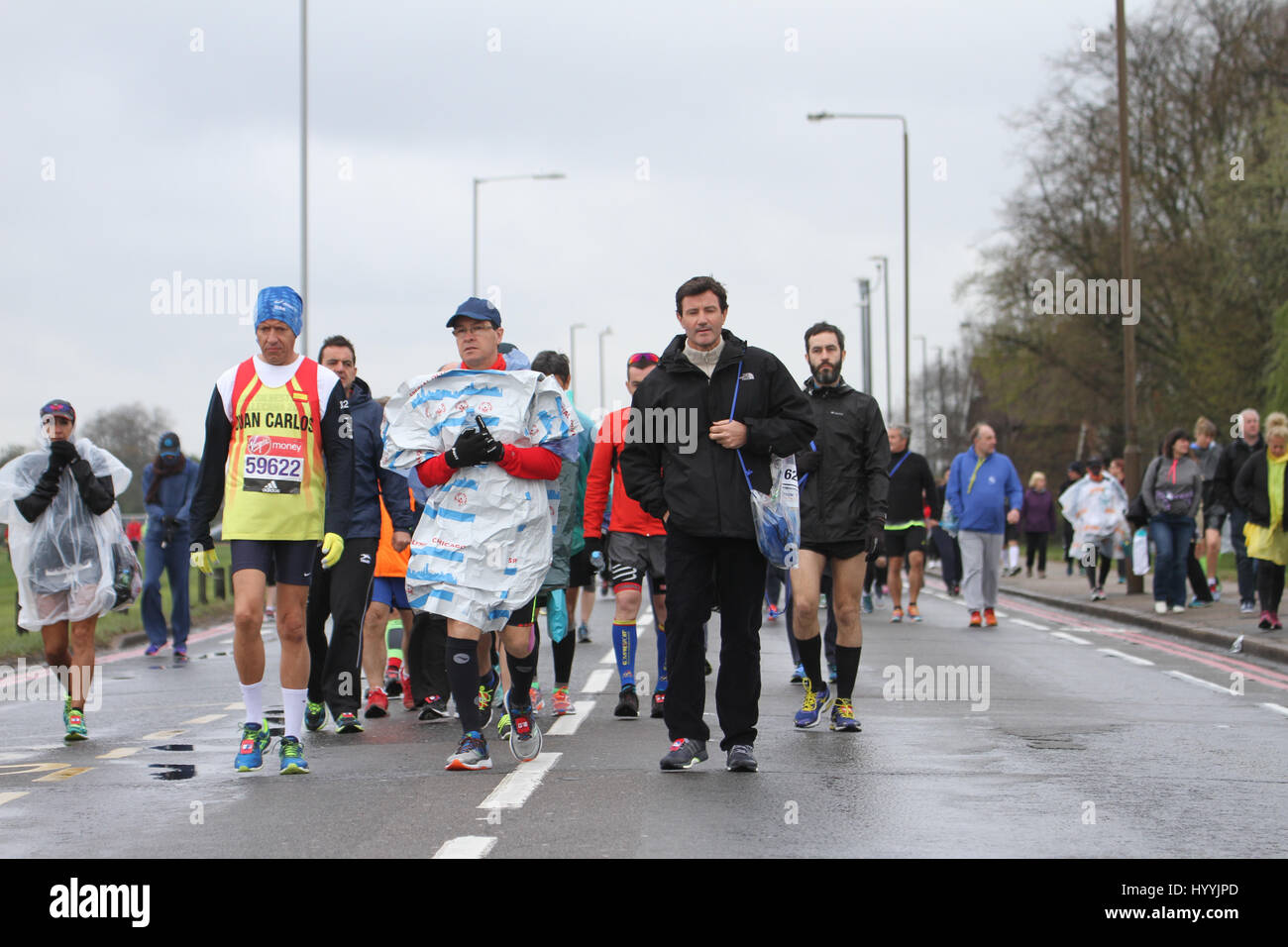 Londra, Regno Unito il 24 aprile 2016. Guide di scorrimento a prepararsi per la Vergine annuale denaro maratona di Londra a Blackheath il 24 aprile 2016. I tre quarti della Maratona di Londra i concorrenti gestiscono per una carità, NSPCC essendo la carità ufficiale della maratona 2016.circa 38.000 corridori ​are dovrebbe iniziare la corsa con la maratona di Londra il milionesimo crosing finisher la linea durante questo decennio gara, una pietra miliare nella storia della gara che ha cominciato nel 1981. © David Mbiyu/Alamy Live News Foto Stock