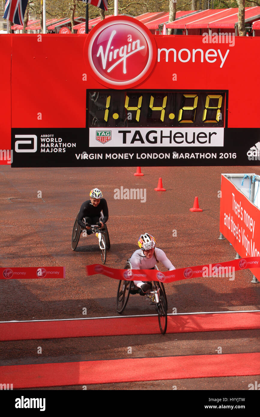 ​​​London, UK 24 aprile 2016. Tatyana Mcfadden dagli USA vince la sedia a rotelle womens T53/54 denaro Virgin London Marathon. © David Mbiyu/Alamy Live News Foto Stock