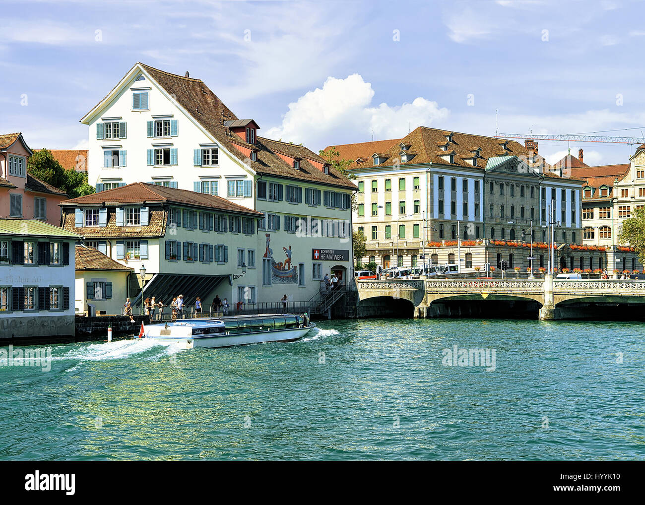 Zurigo, Svizzera - 2 Settembre 2016: edificio storico con dipinti a la Limmat Quay, Zurigo, Svizzera. Persone sullo sfondo Foto Stock