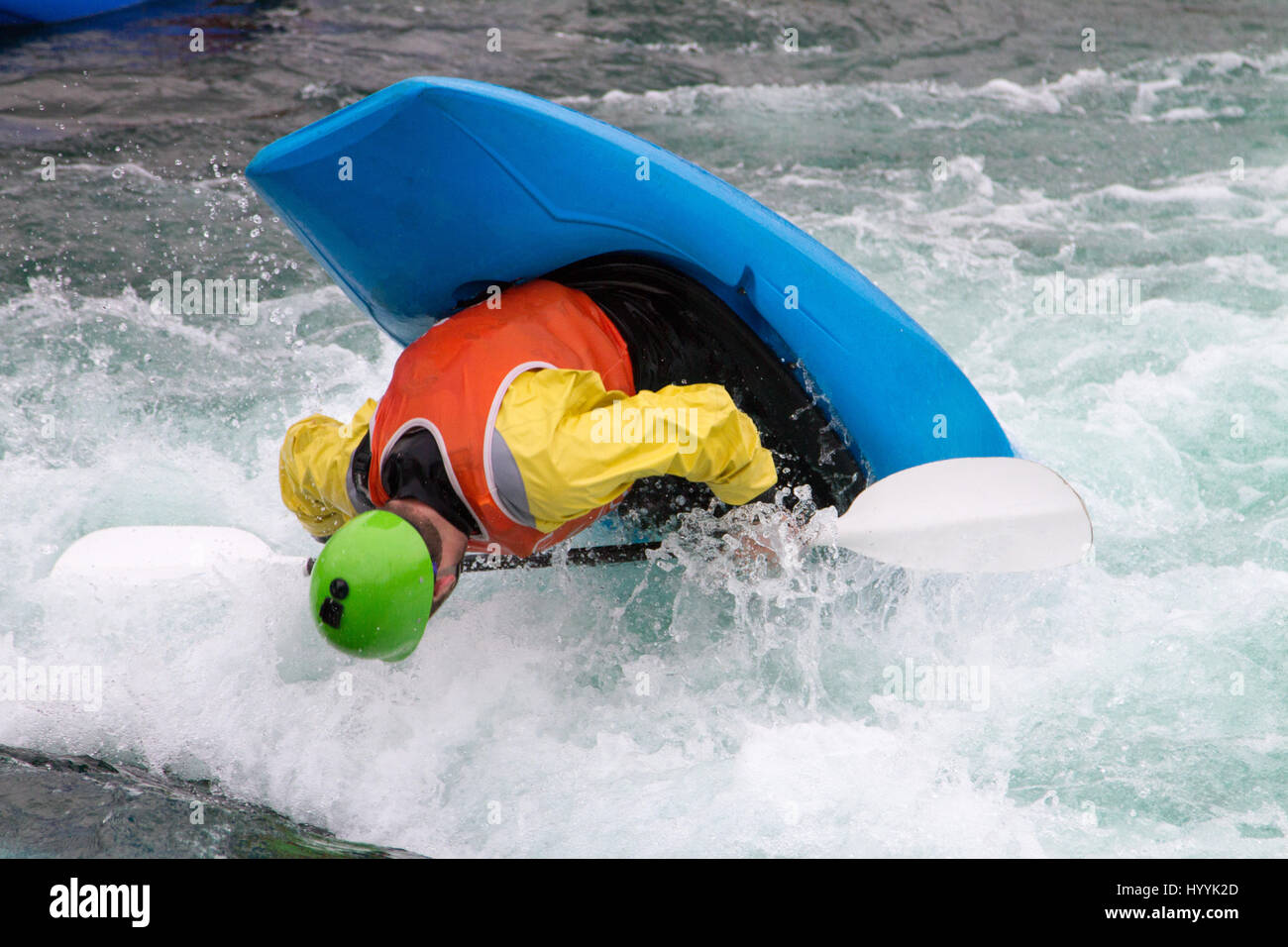 Uomo in kayak essendo capovolta e oltre girato dalla veloce correndo acqua Foto Stock