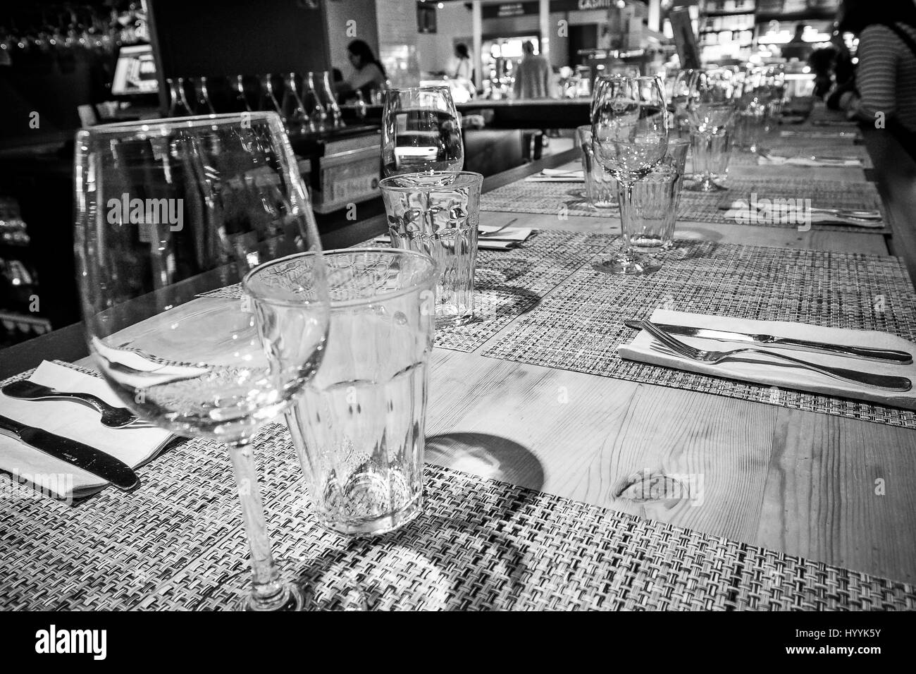 Bicchieri vuoti sono impostati su una barra in un ristorante. Foto Stock