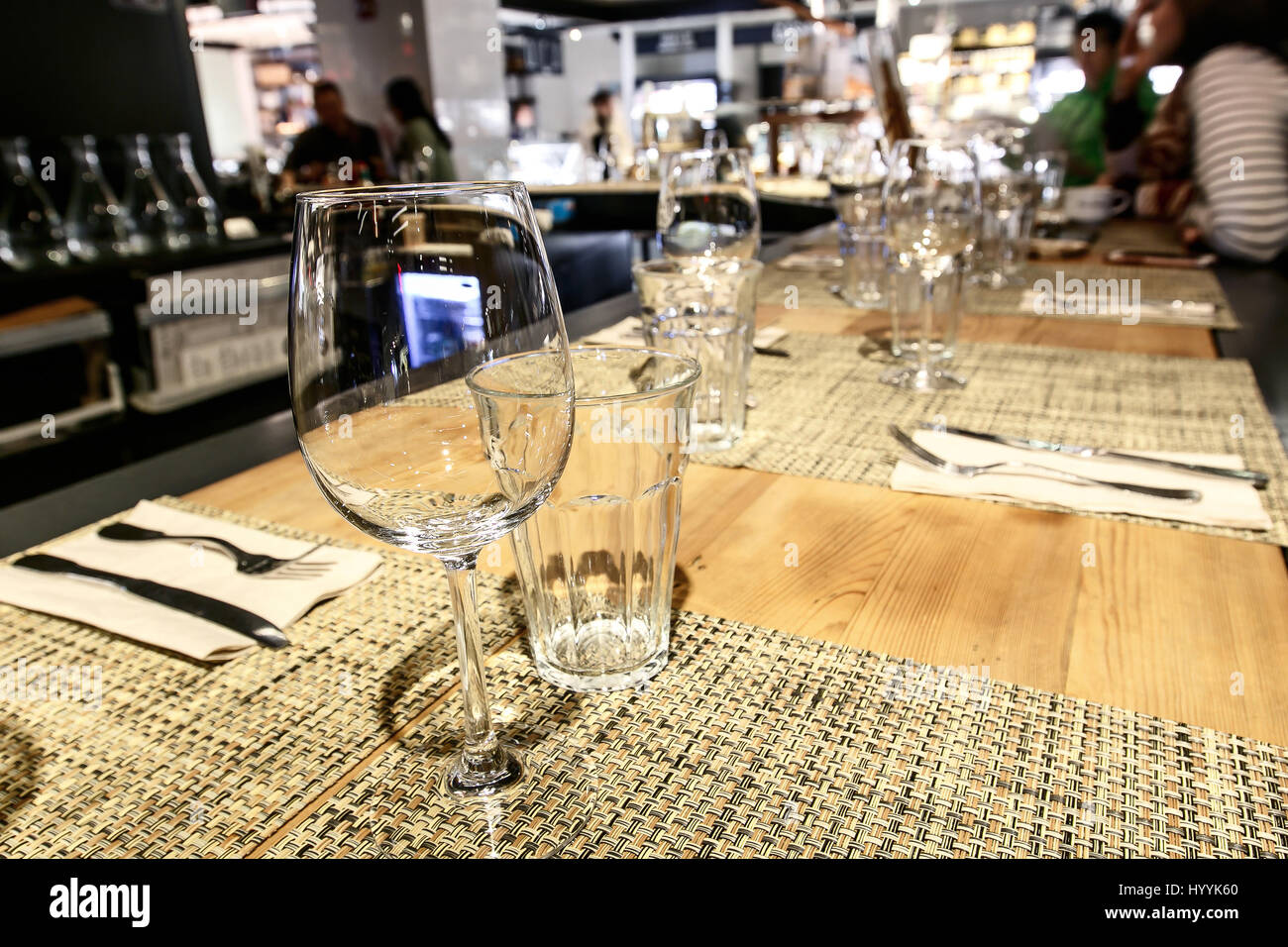 Bicchieri vuoti sono impostati su una barra in un ristorante, persone in background. Foto Stock