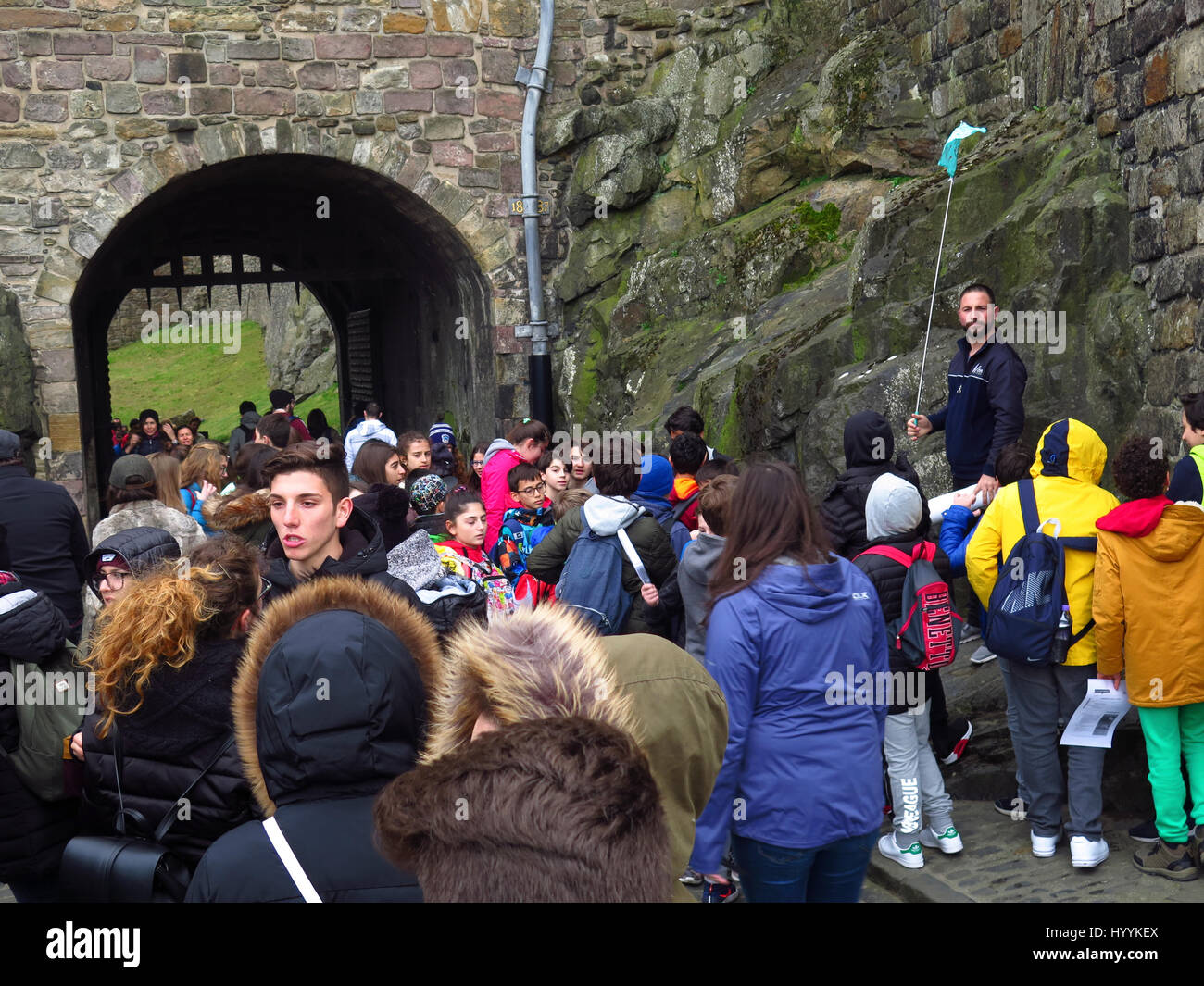 Tour di gruppo con guida nel Castello di Edimburgo in Scozia Foto Stock