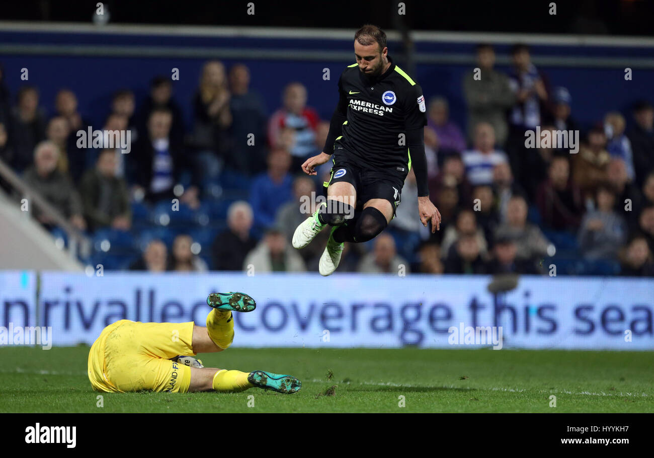 Brighton & Hove Albion's Glenn Murray ostacoli una sfida da Queens Park Rangers goalkeeper Alex Smithies durante il cielo di scommessa match del campionato a Loftus Road, Londra. Foto Stock