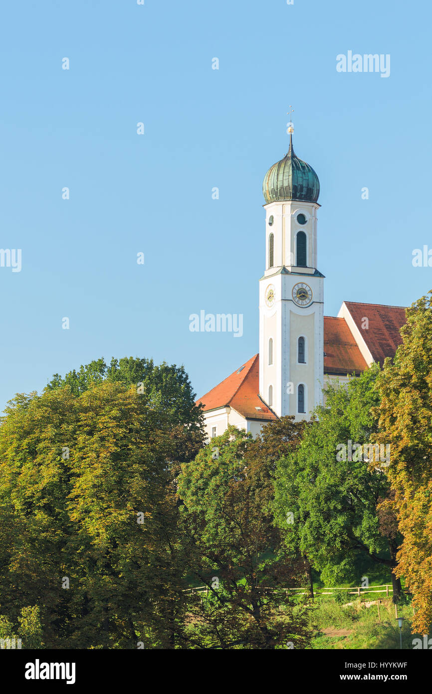 Serena e tranquilla vista verticale della antica chiesa nella città bavarese Schongau Foto Stock