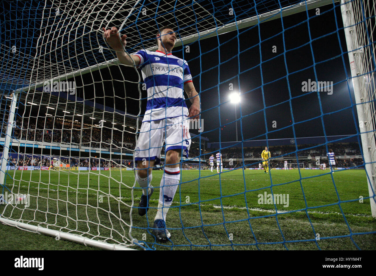 Queens Park Rangers di Jack Robinson appare sconsolato dopo Brighton & Hove Albion's Glenn Murray (non raffigurata) punteggi il suo lato del primo obiettivo del gioco durante il cielo di scommessa match del campionato a Loftus Road, Londra. Foto Stock
