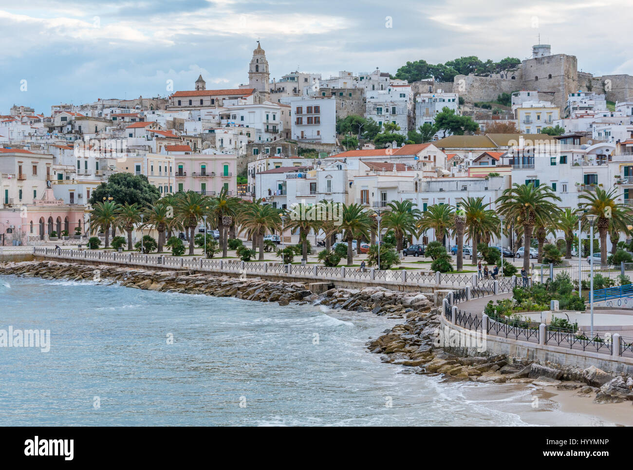 Vista panoramica di Vieste, il famoso 'Perla del Gargano' della provincia di Foggia, Puglia (Italia), novembre-03-2016 Foto Stock