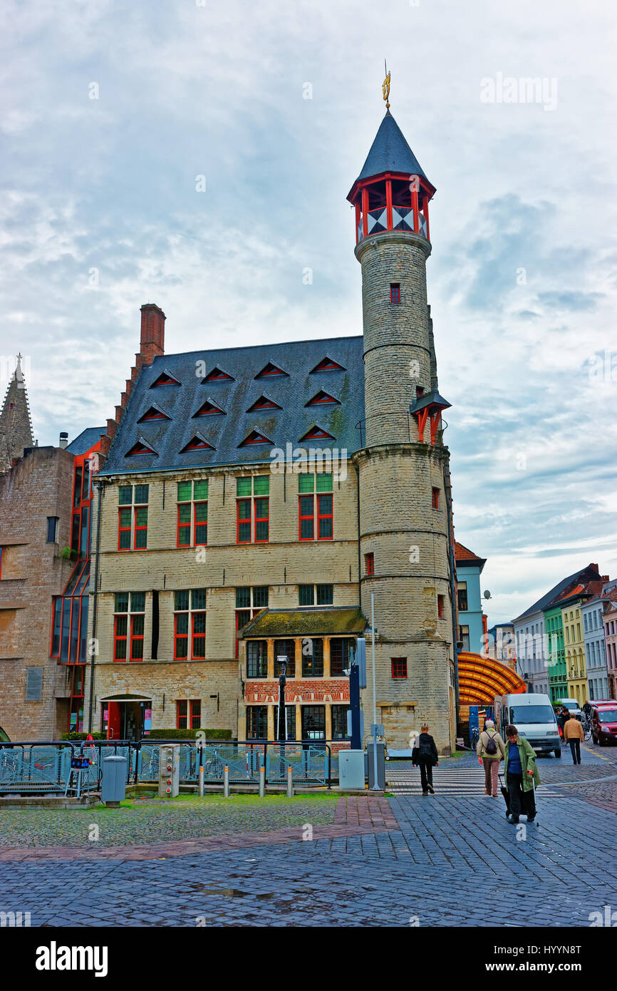 Ghent, Belgio - 10 Maggio 2012: i conciatori guild house Toreken sul mercato del venerdì a Gand nelle Fiandre Orientali, Belgio. Persone sullo sfondo Foto Stock