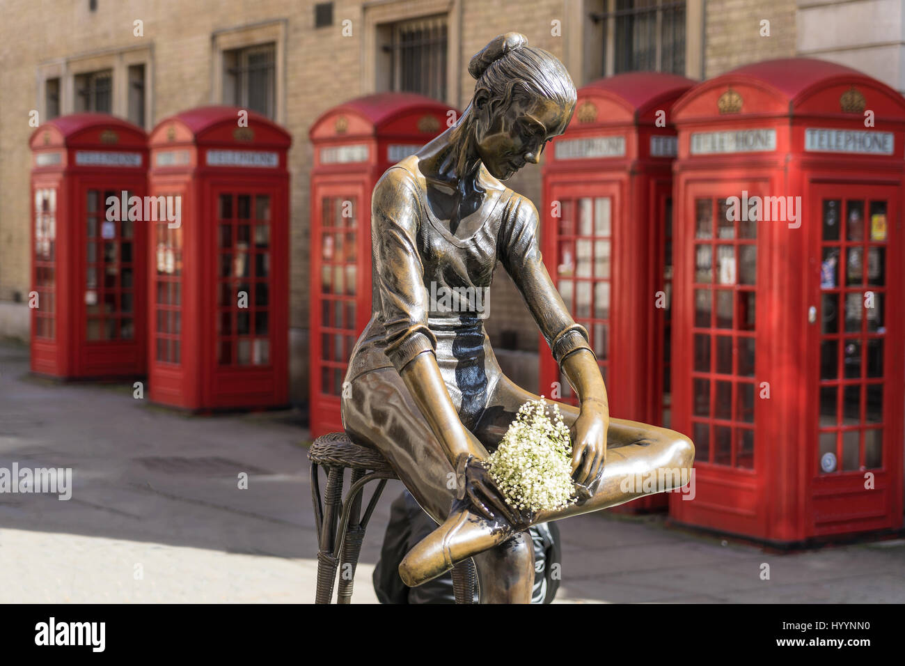 Londra - marzo 30: Prima ballerina statua in covent garden con rosso iconica cabina telefonica il 30 marzo 2017. Foto Stock