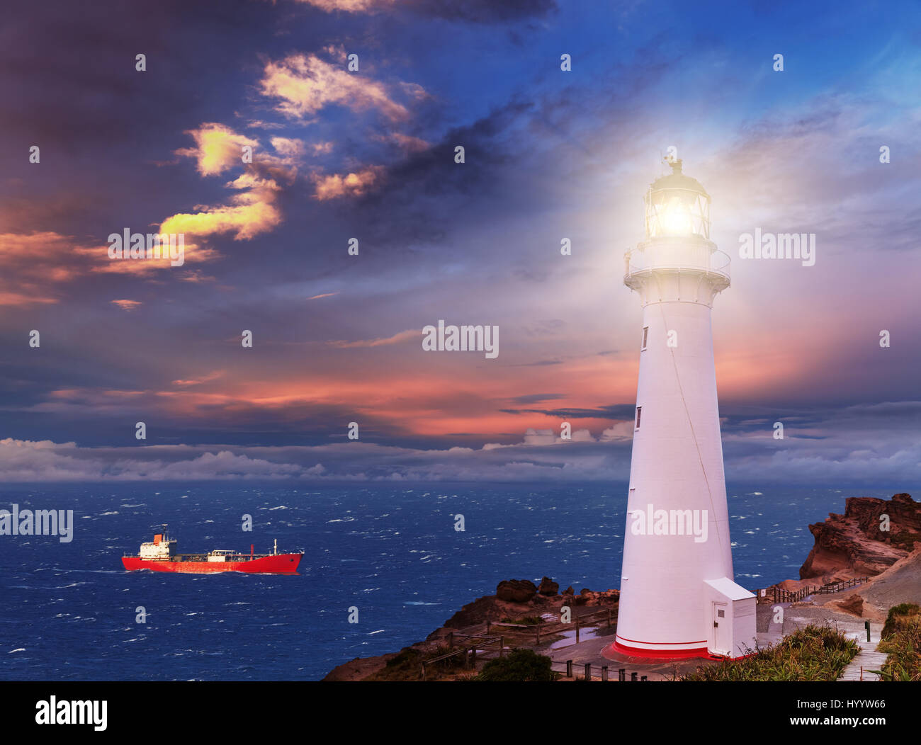 Sunset seascape, Faro sulla scogliera Foto Stock