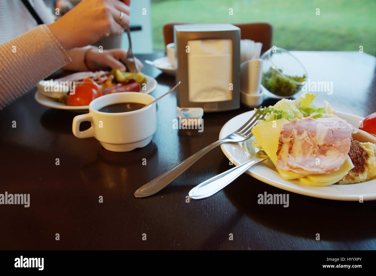 Cibo su un piatto in un ristorante all'aria aperta Foto Stock