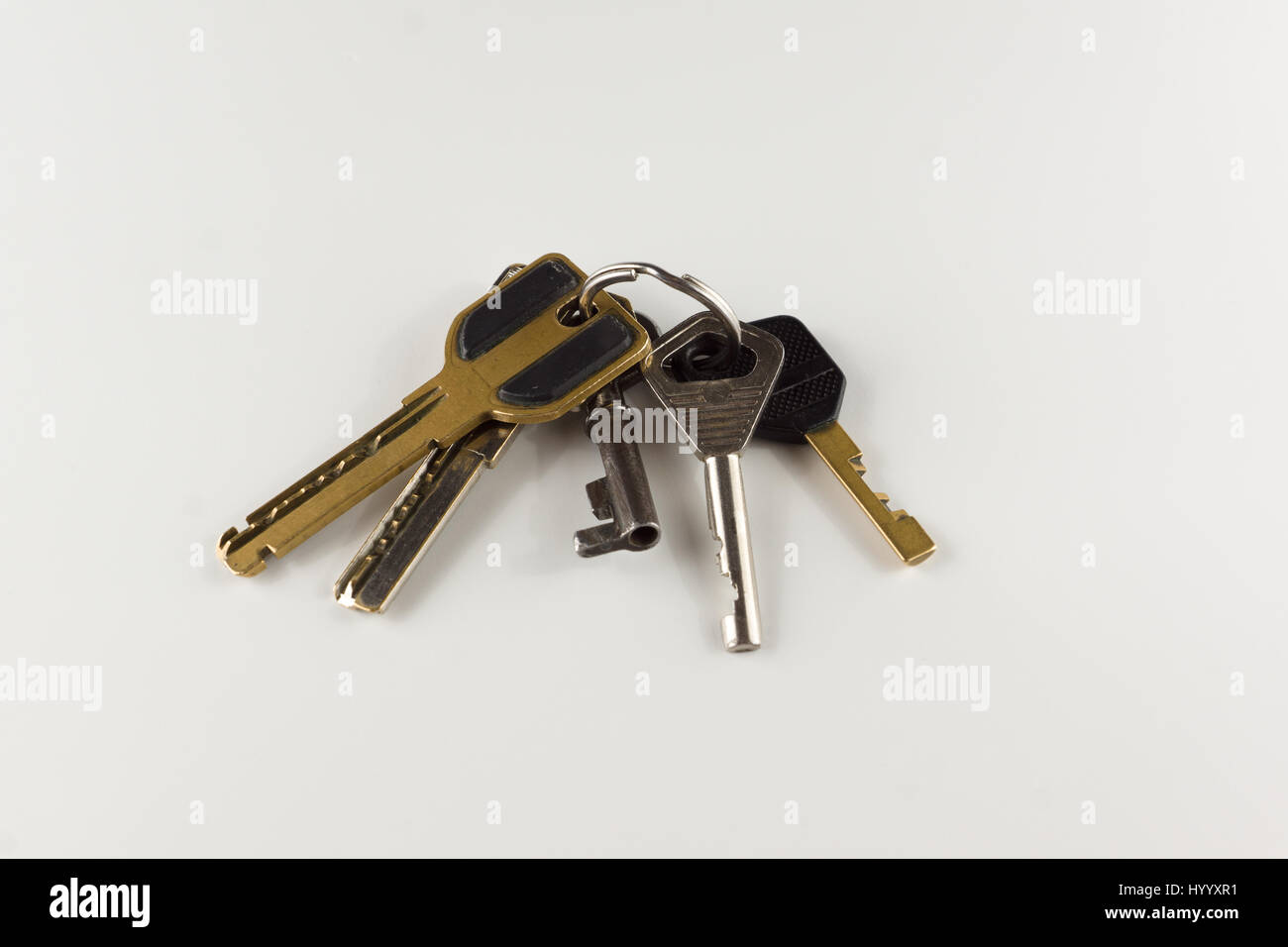 Il mazzo di chiavi diverse dalle serrature delle porte Foto Stock