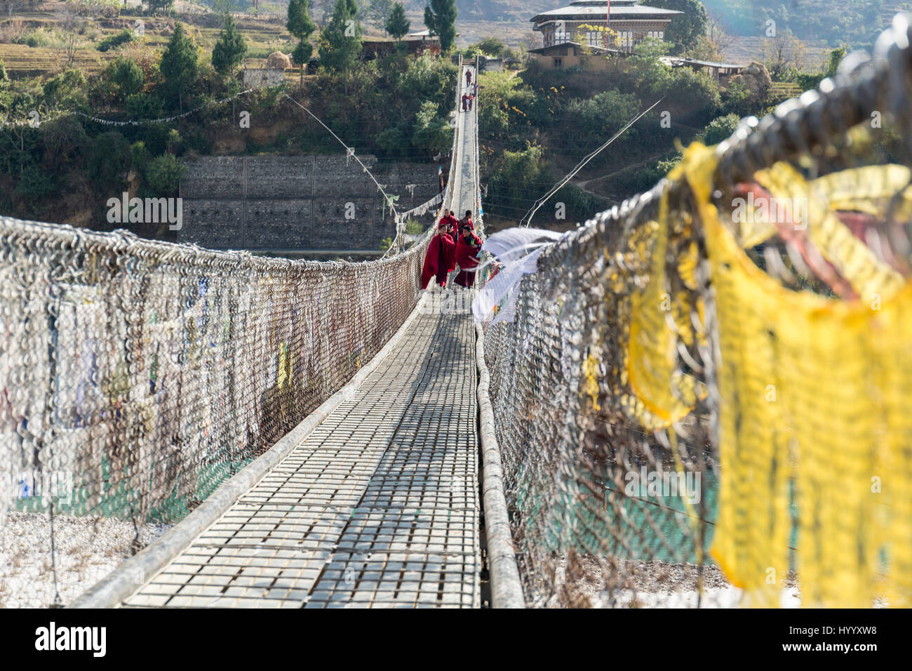 Giovani monaci camminando sul Punakha Suspension Bridge (Bhutan) Foto Stock