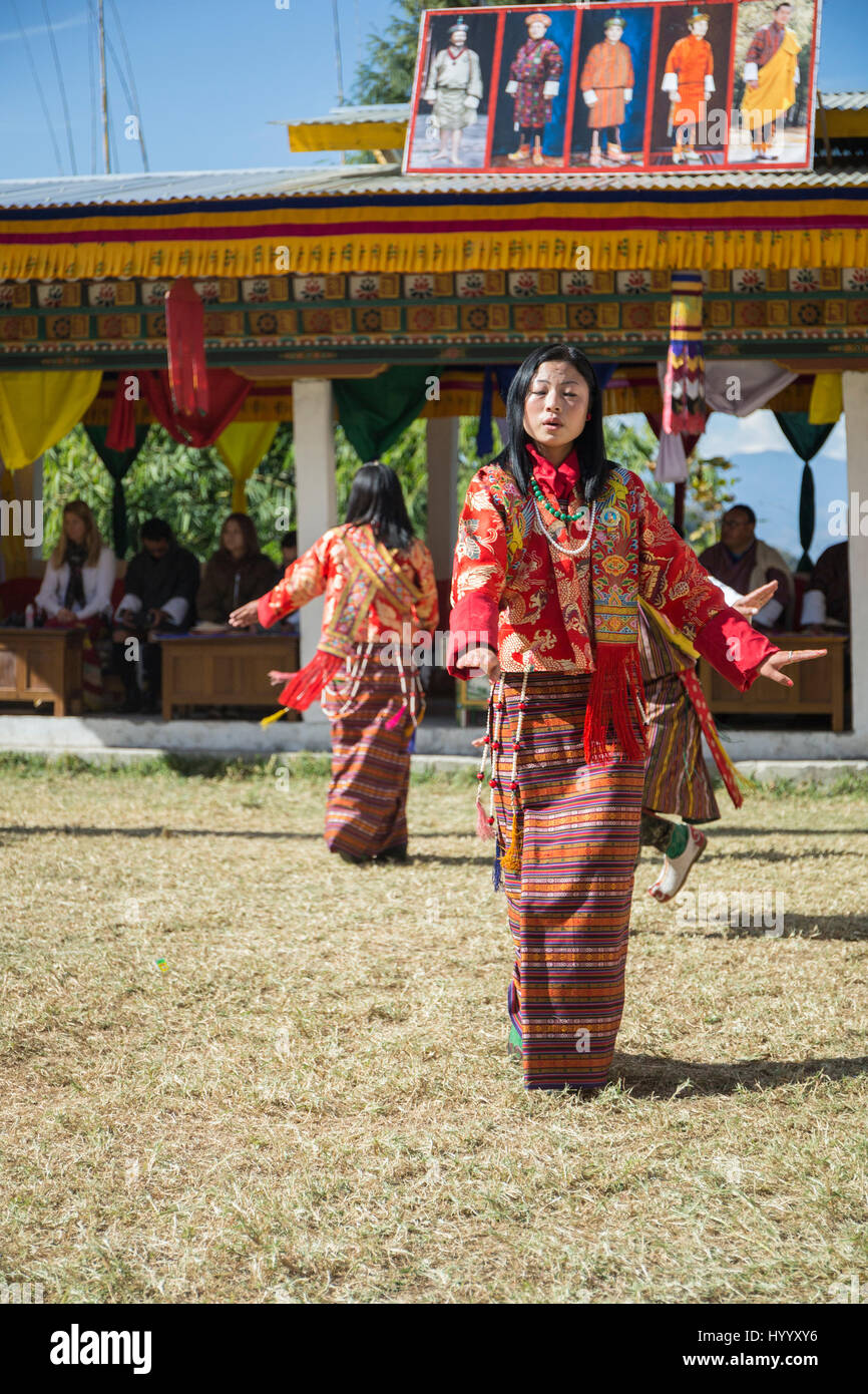 Ballare le donne a tsechu nella parte orientale della città di Shongpu (Bhutan) Foto Stock