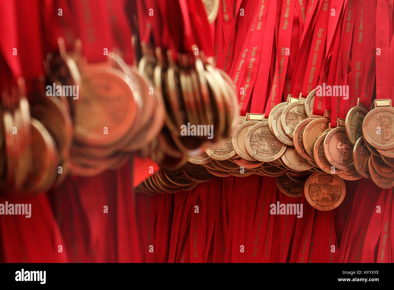 ​​​London, UK 24 aprile 2016. Soldi VIRGIN LONDON MARATHON medaglie awaiitng presentazione un Mall.​ © David Mbiyu/Alamy Live News Foto Stock