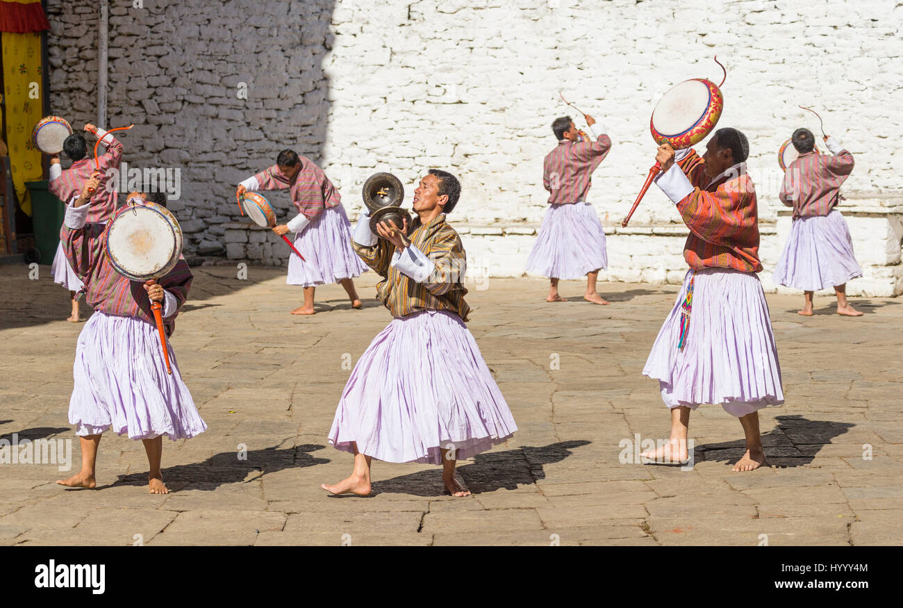 Monaco ballerini di formazione per il Tsechu Trongsa (Bhutan) Foto Stock