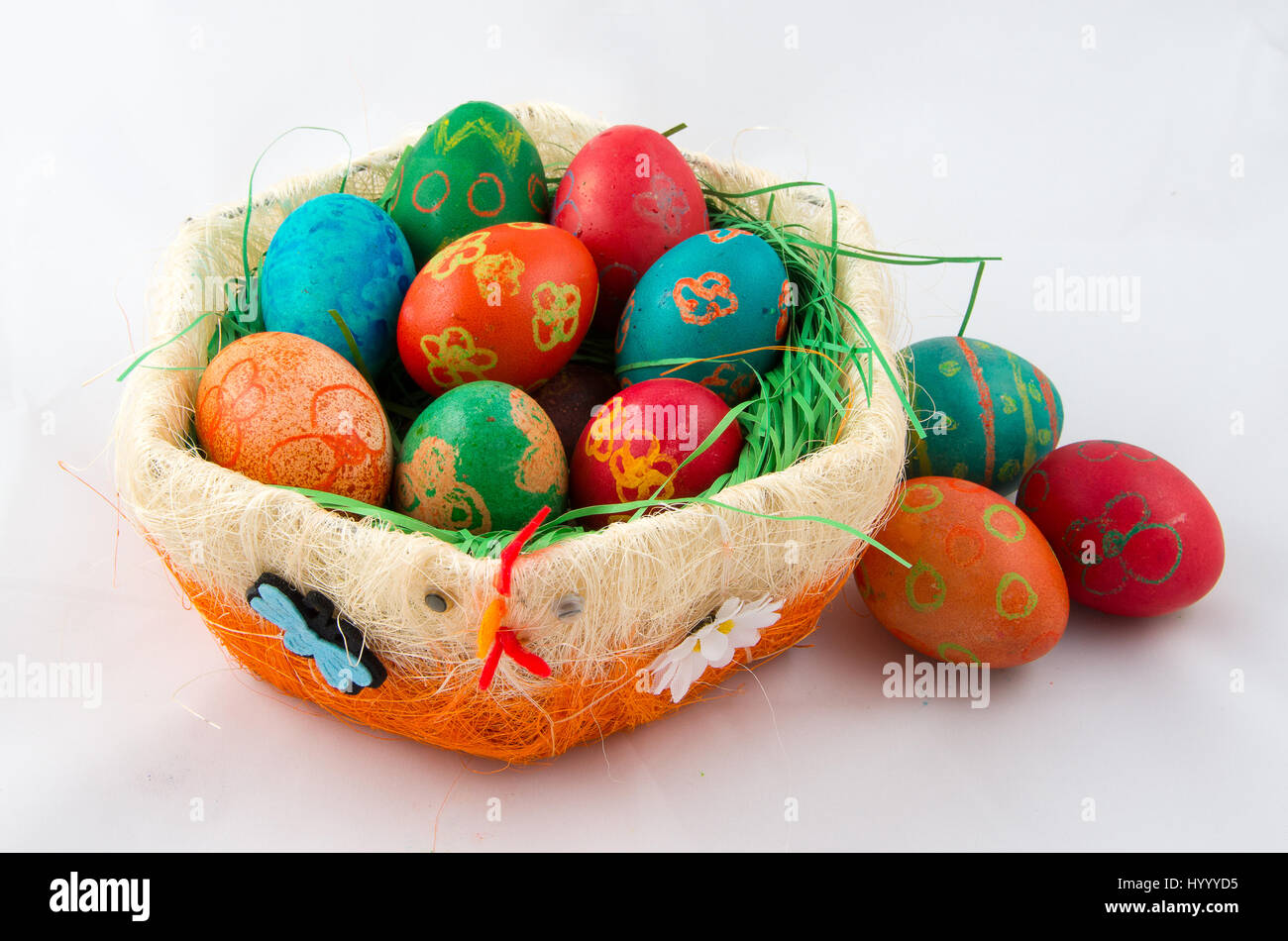 Uova di Pasqua nel cesto decorativo Foto Stock