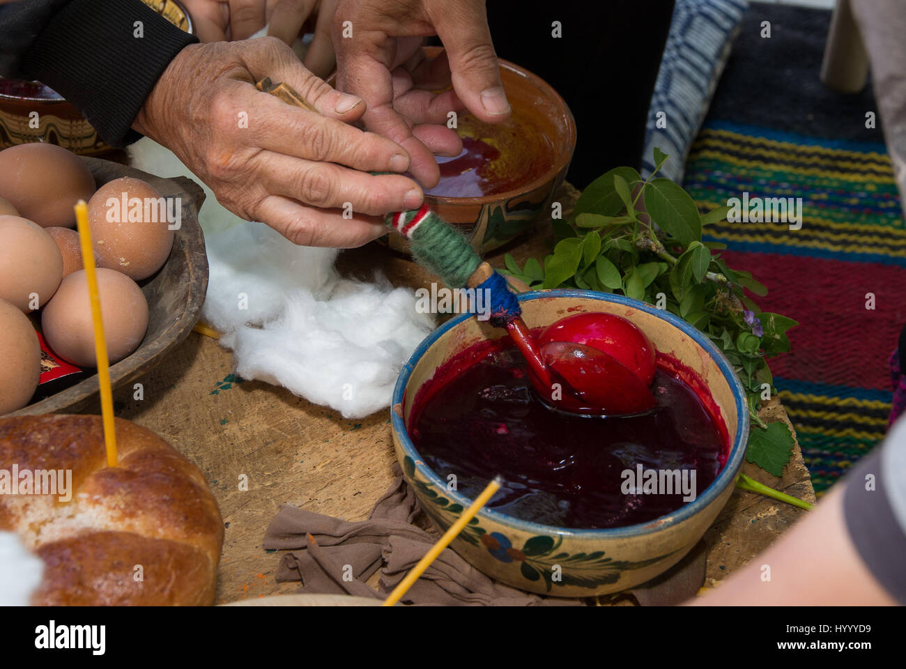 Le donne anziane si stanno preparando per la Pasqua. Dipingere le uova da vecchi metodi. Foto Stock