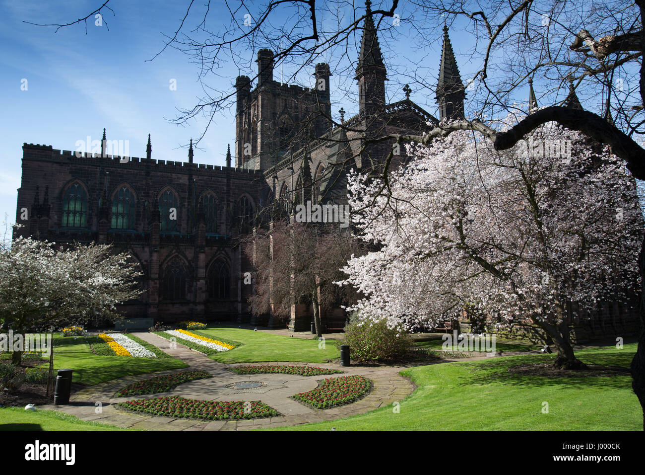 Città di Chester, Inghilterra. Molla di pittoresca vista del reggimento Cheshire Giardino della Rimembranza a Chester Cathedral. Foto Stock