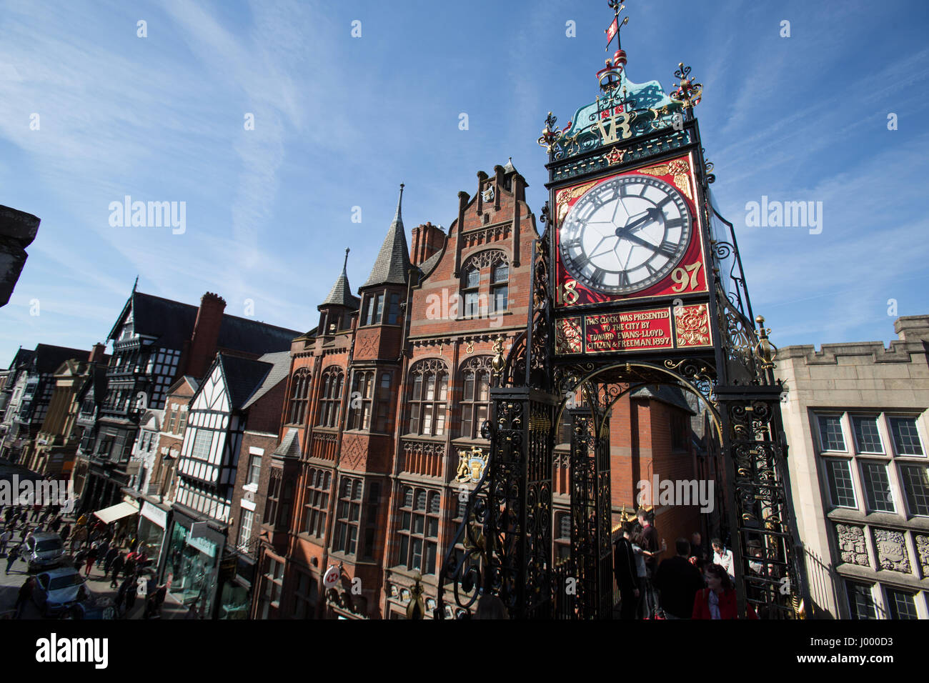 Città di Chester, Inghilterra. Close up vista pittoresca del Eastgate Clock, con negozi di Eastgate Street in background. Foto Stock