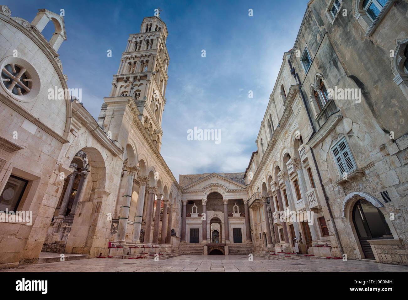 Split. Belle strade romantiche della città vecchia di Spalato durante la giornata di primavera. Foto Stock