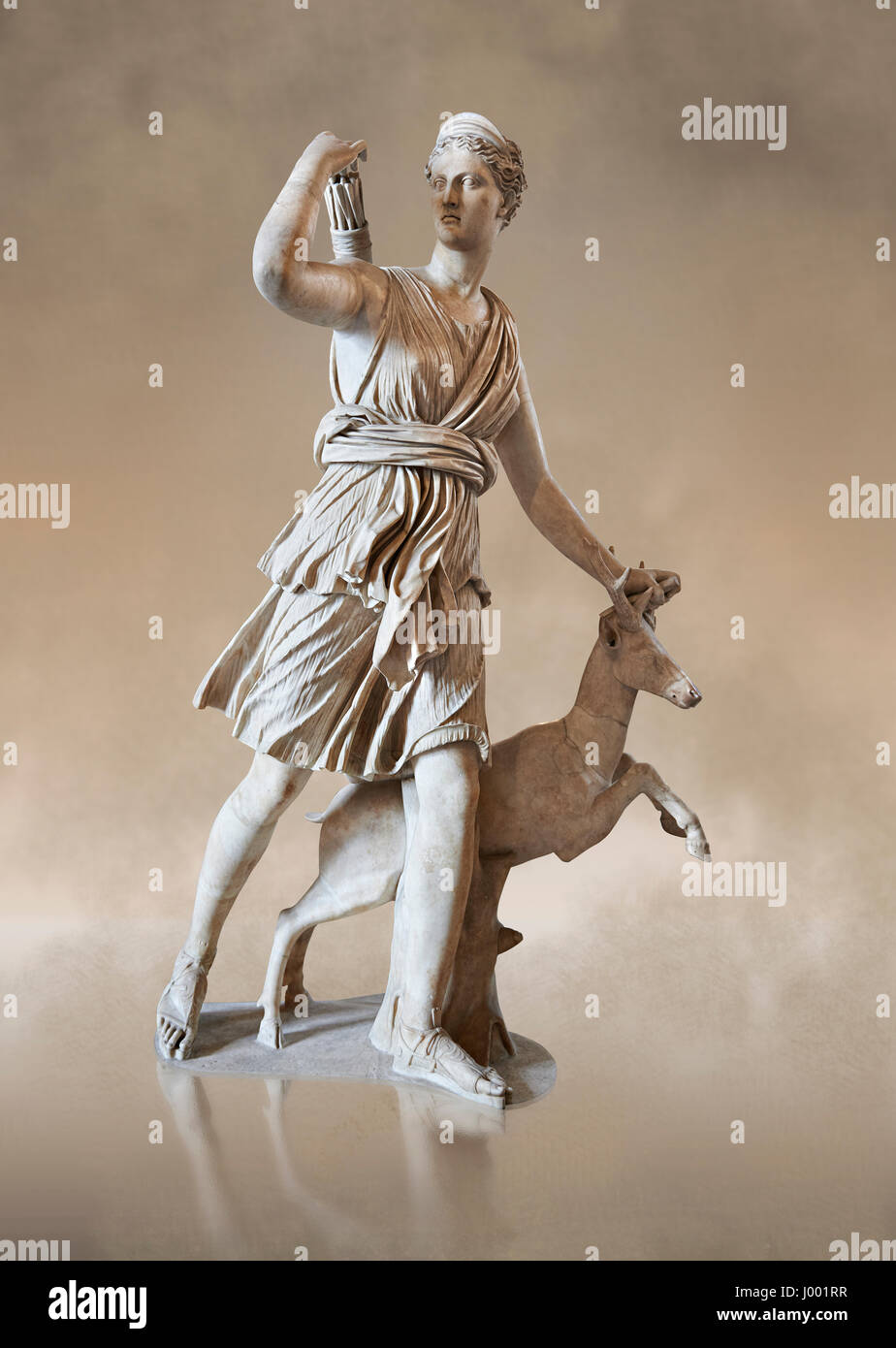 Artemis e un cervo, noto come 'Diana di Versailles", 1° - 2° cent statua romana in marmo, dall'Italia. Inv MR 152 o Ma 589, al museo del Louvre a Parigi Foto Stock