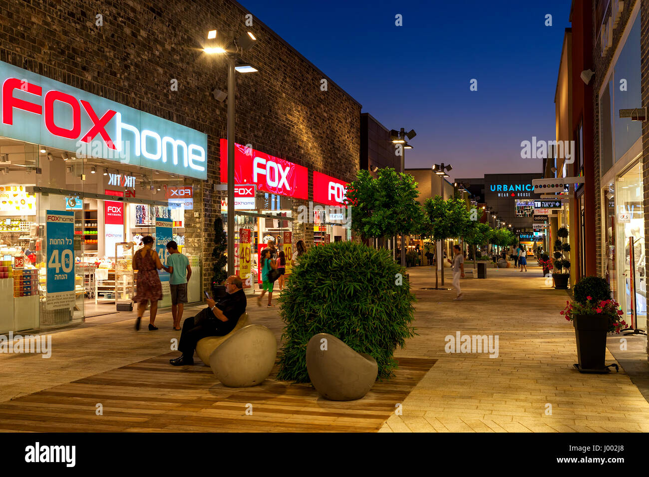 ASHDOD, Israele - Luglio 03, 2016: Negozi e boutique in aria aperta mall a sera - di proprietà di grandi centri commerciali Ltd., fondata nel 1994 e funziona in f Foto Stock