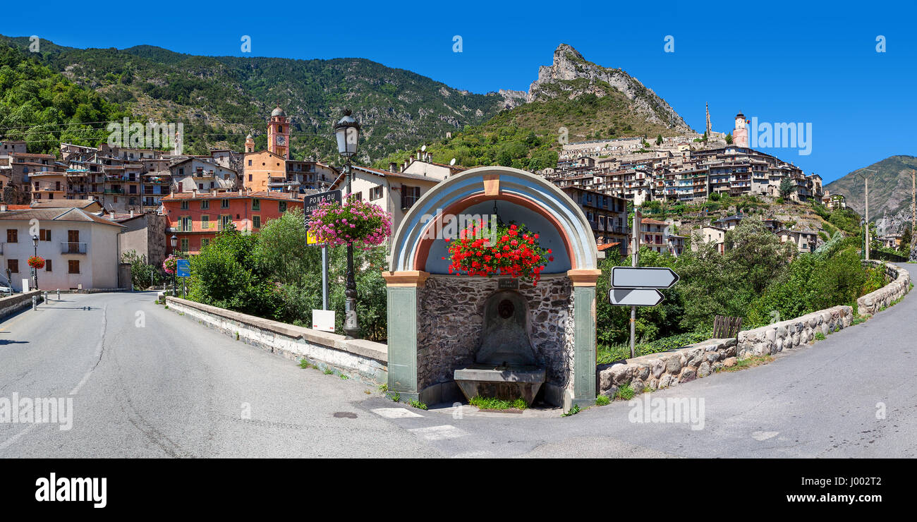 Vista della strada urbana, piccola città alpina di tenda e le montagne sullo sfondo in Francia (panorama). Foto Stock