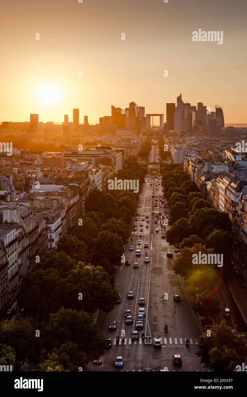 Estate tramonto su Avenue de la Grande Armée e La Defense quartiere di Parigi. Xvi e xvii circondari, Parigi, Francia Foto Stock