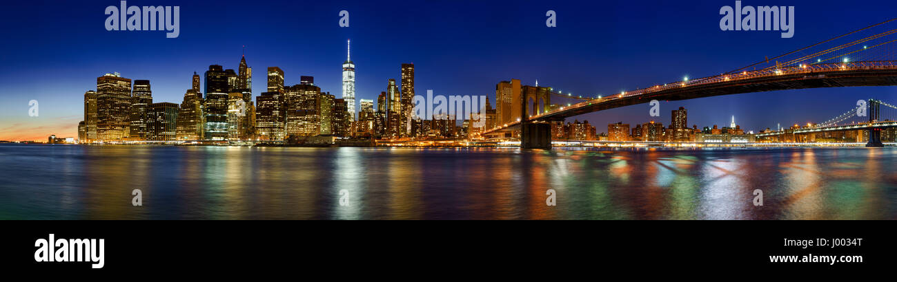 Vista panoramica di Lower Manhattan Financial District grattacieli al crepuscolo con il ponte di Brooklyn. La città di New York Foto Stock