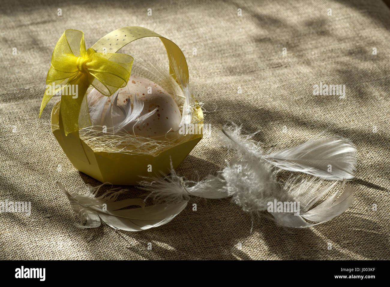 Cesto di pasqua con uovo su tela Foto Stock
