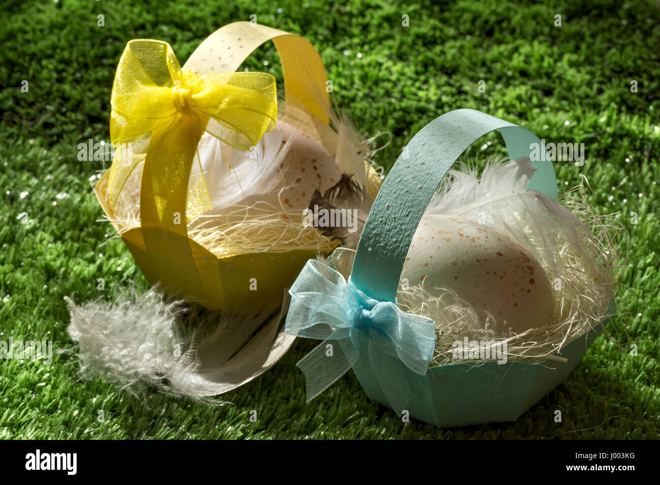 Cesti pasquali con uova sul prato Foto Stock