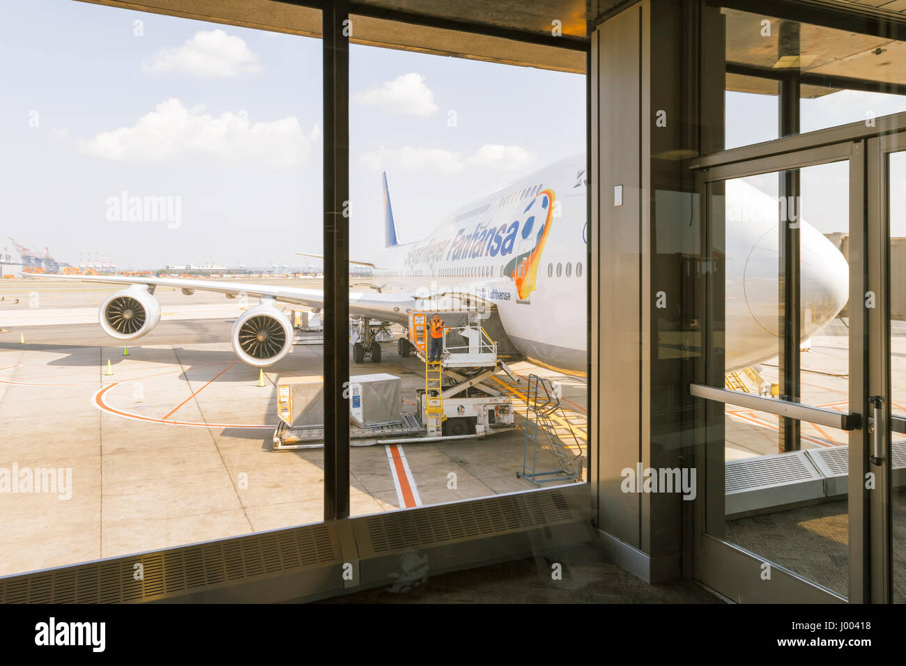 La città di New York, STATI UNITI D'AMERICA-maggio 28,2016: Lufthansa piano della compagnia aerea è in corso di preparazione per il decollo al JFK Airport Terminal. Foto Stock